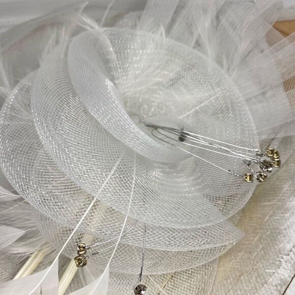 White fascinator for high tea or wedding - Picture 4 of 6